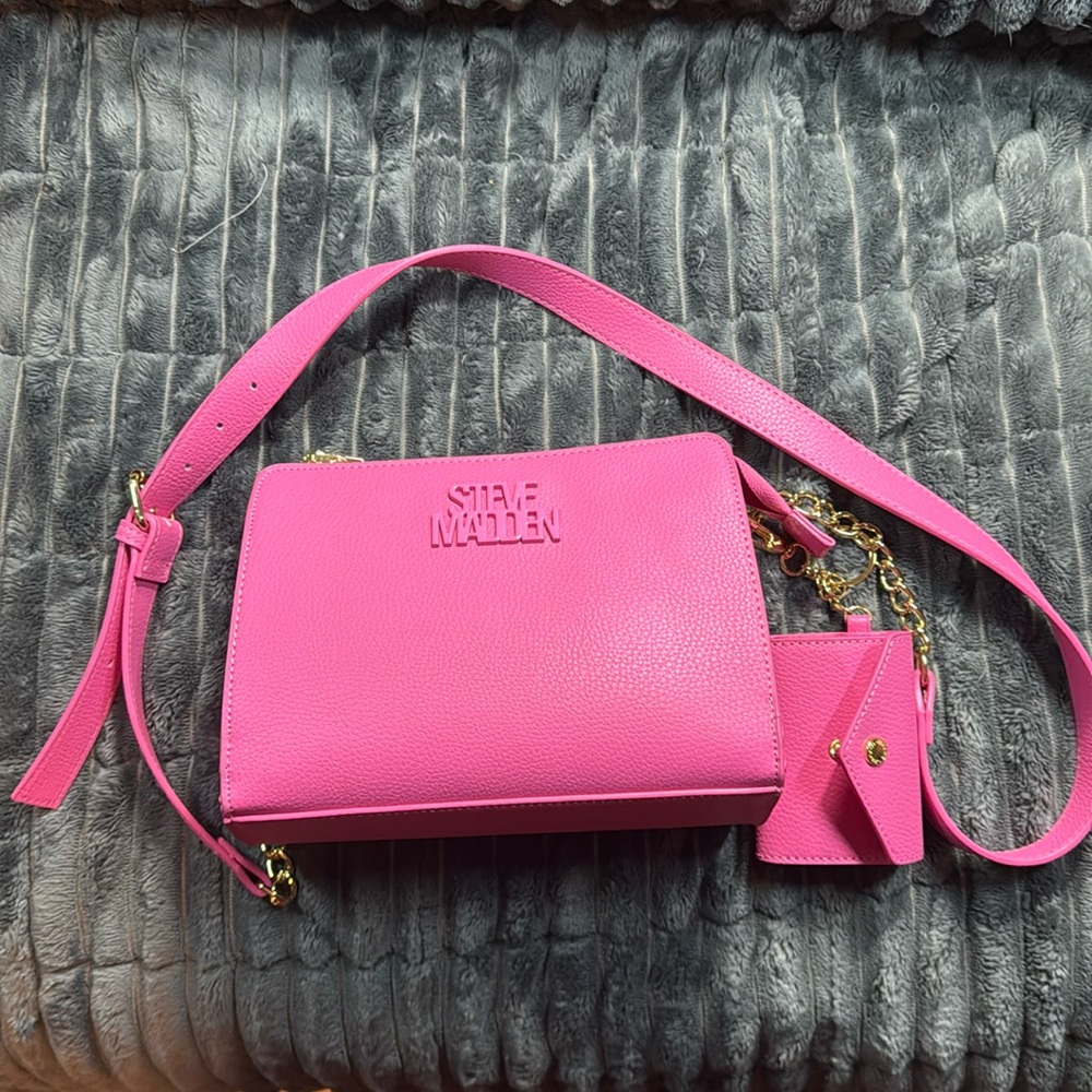 Steve Madden pink purse with matching credit card and ID holder. NWOT
